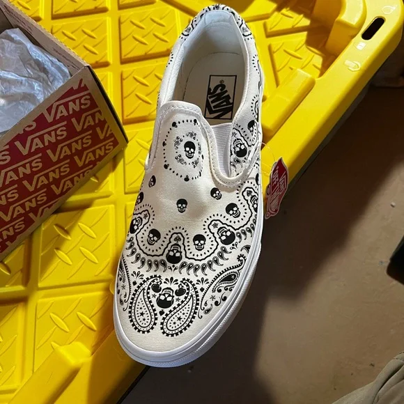 Vans Black and White Classic Slip-On Box - Picture 1 of 6